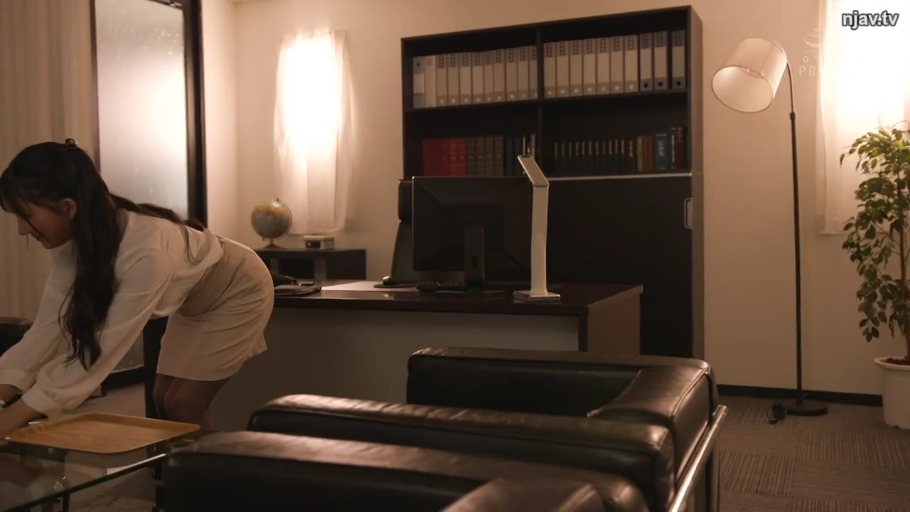 集中 · 办公室 · OL装 · 全景 · 腰を曲げる · 职场 · 整理 · 托盘