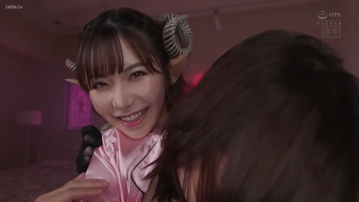 俯身 · 脸部特写 · 对视 · 室内房间 · 甜美笑容 · 粉色丝绸睡衣