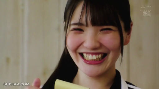 Indoor · Close-up of the face · Smile · 大笑 · 正面 · 运动服