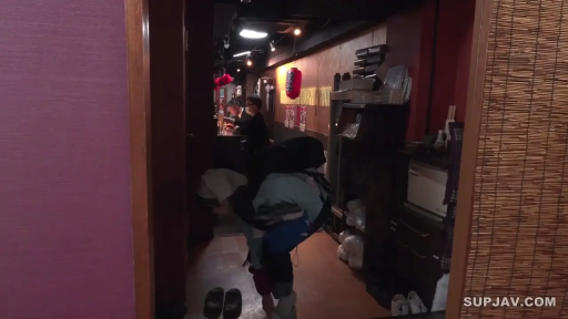 弯腰 · 休闲装 · 远景 · 背包 · 室内灯光 · 整理物品 · 日式居酒屋