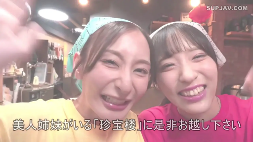 脸部 · 餐厅 · 灿烂 · 靠近 · 招手 · 休闲T恤 · 头巾 · 两人合影