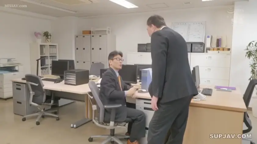 坐姿 · 严肃 · 办公室 · 电脑 · 对话 · 西装 · 职场