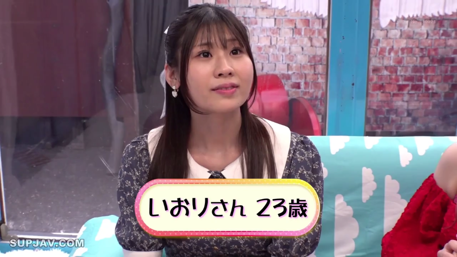 全身 · 性交 · 投入 · 白色运动鞋 · 沙发 · 客厅 · 站立抱起 · 局部打码