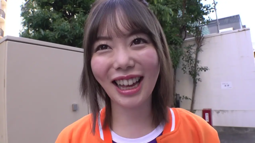 面部 · 站立 · 自然 · 注视 · 户外街道 · 半身照 · 橙色运动夹克