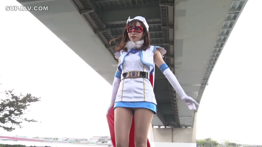 站立 · 自然 · 摆姿势 · 面具 · 角色扮演服 · 中远景 · 桥下