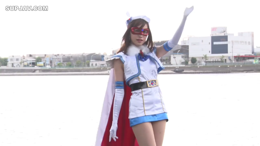 全身 · 角色扮演 · 站姿 · 摆拍 · 微笑 · 面具 · 户外河边 · Cosplay制服