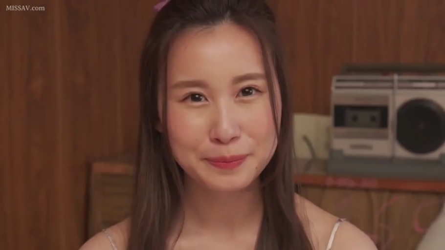 室内 · 坐姿 · 脸部特写 · 微笑 · 对视 · 长发 · 吊带 · 收音机