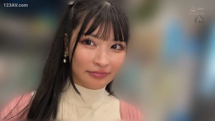 室内 · 脸部特写 · 微笑 · 注视 · 高领毛衣 · 长发 · 正面 · 耳饰