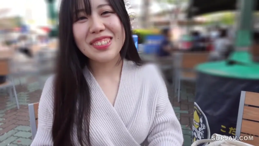 坐姿 · 脸部特写 · 针织衫 · 户外