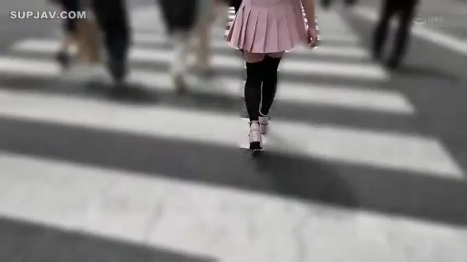 粉色皮鞋 · 足部 · 街道 · 行走 · 不可见 · 动态模糊 · 过马路