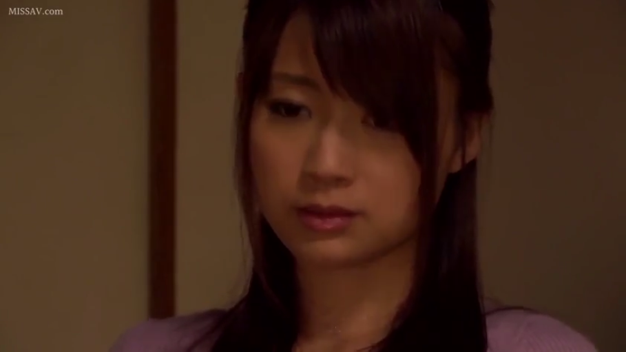 室内 · 脸部特写 · 正面 · 亚洲女性 · 紫色上衣 · 忧伤 · 发呆