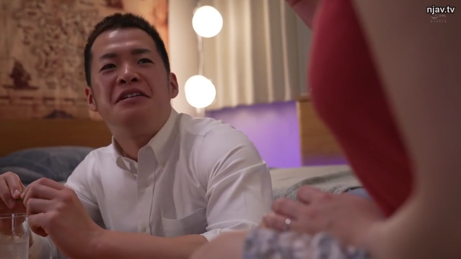 室内 · 坐姿 · 脸部特写 · 痛苦 · 哭泣 · 红色上衣 · 玻璃杯 · 披肩发