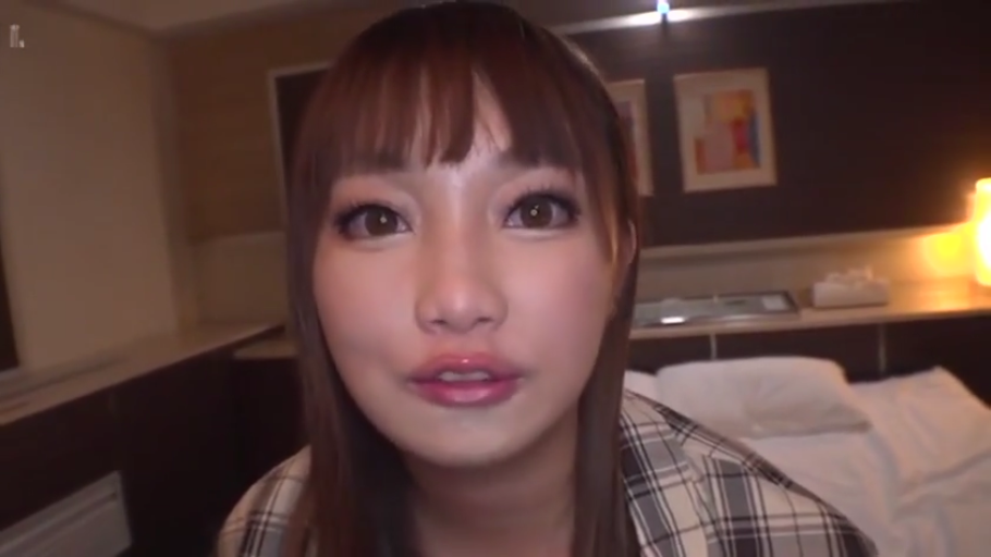 寝室 · ベッド · 自然 · 顔のクローズアップ · 注视镜头 · 前傾 · 格纹上衣