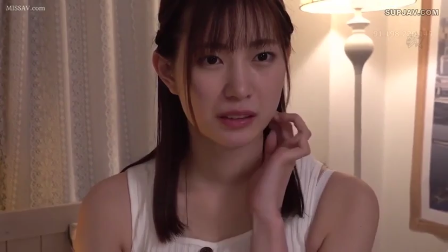 室內 · 憂鬱 · 臉部特寫 · 檯燈 · 白色背心 · 正面 · 齐刘海 · 抚摸发际