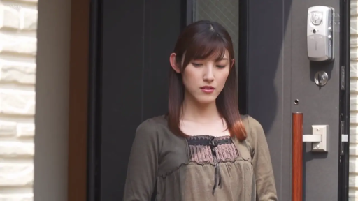 忧郁 · 站立 · 半身 · 休闲装 · 门 · 门口 · 亚洲女性