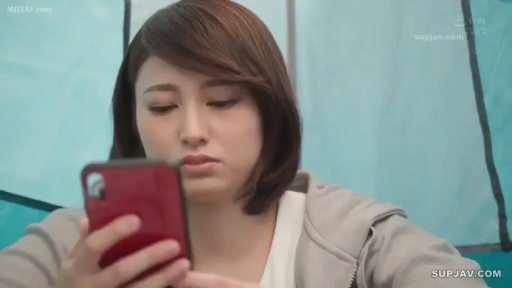 室内 · 坐姿 · 严肃 · 面部 · 手机 · 短发 · 灰色卫衣 · 玩手机