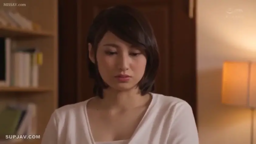 室内 · 忧郁 · 面部特写 · 白色上衣 · 书架 · 短发 · 正面