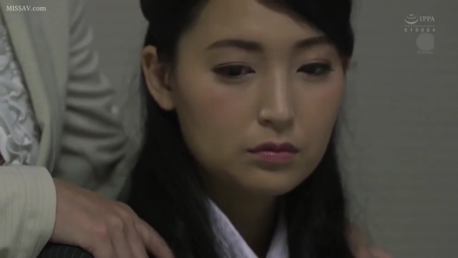 Indoor · Sitting Posture · Melancholy · Close-up of the face · Suit · Workplace · 被搭肩