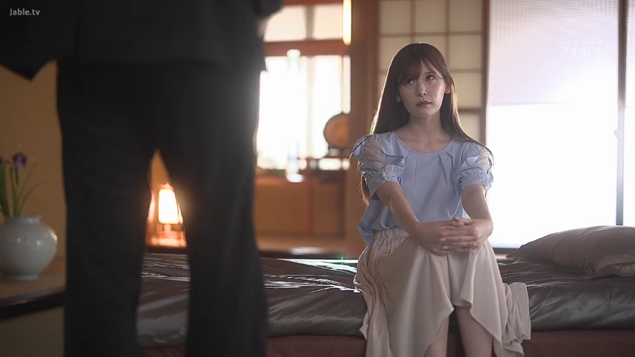 抱膝 · 凝重 · 花瓶 · 对峙 · 高清 · 米色长裙 · 和式卧室