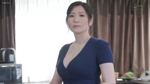 室内 · 站立 · 中景 · 端庄 · 注视镜头 · 熟女 · 微波炉 · 蓝色V领针织衫