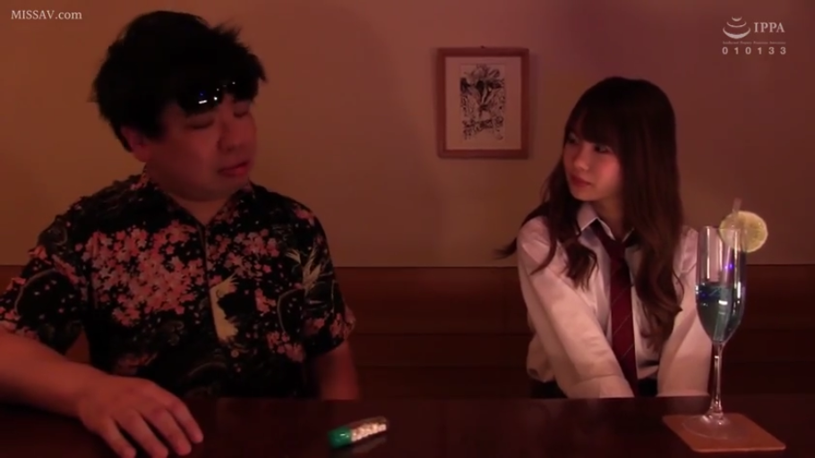 坐姿 · 严肃 · 校服 · 剧情 · 交流 · 药瓶 · 酒吧