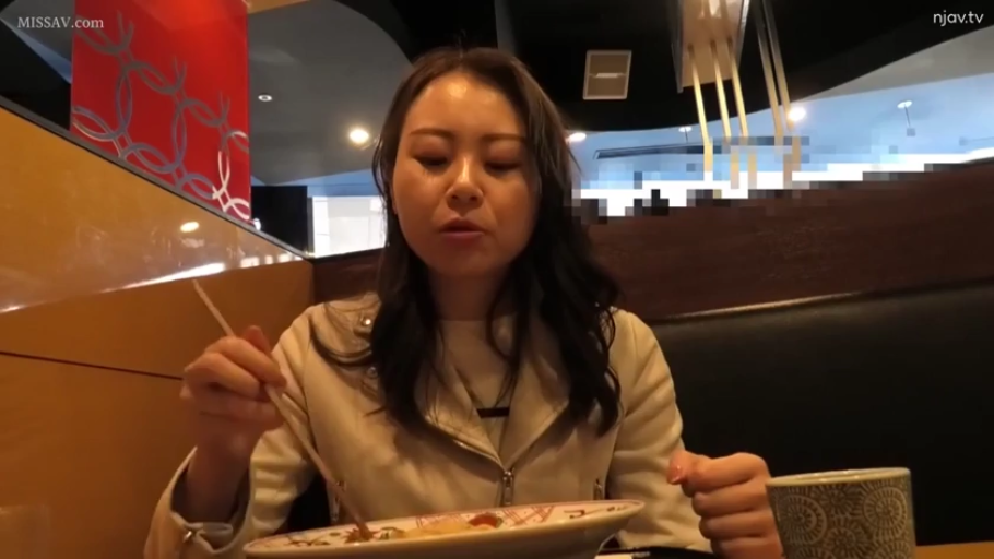 座り姿勢 · 集中 · 中景 · 餐厅 · 长发 · 进食 · 筷子 · 米色夹克