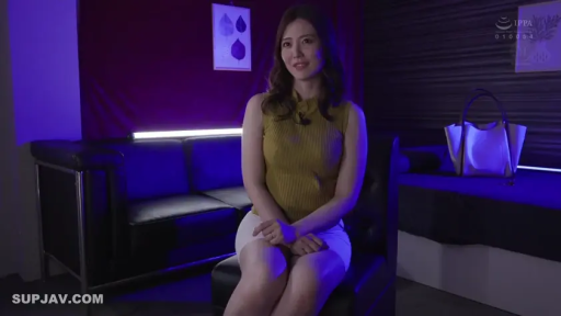 室内 · 座り姿勢 · ノースリーブニットセーター · ソファ · 微笑 · カメラに向かって · 半身 · 日本成人电影