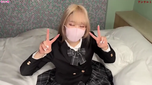 室内 · 坐姿 · 闭眼 · 摆拍 · 半身 · JK制服 · 金发 · 口罩