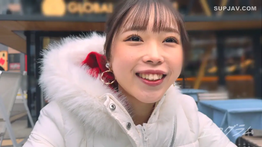 脸部特写 · 微笑 · 耳环 · 室外 · 正面 · 开心 · 白色羽绒服 · 刘海