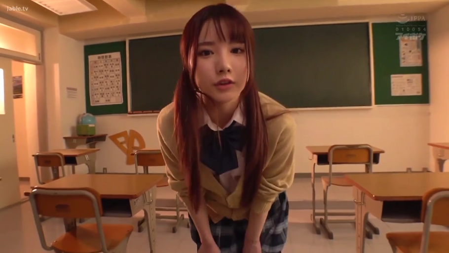 坐姿 · 严肃 · 教室 · 学生制服 · 远景 · 授课 · 黑板 · 教学主题