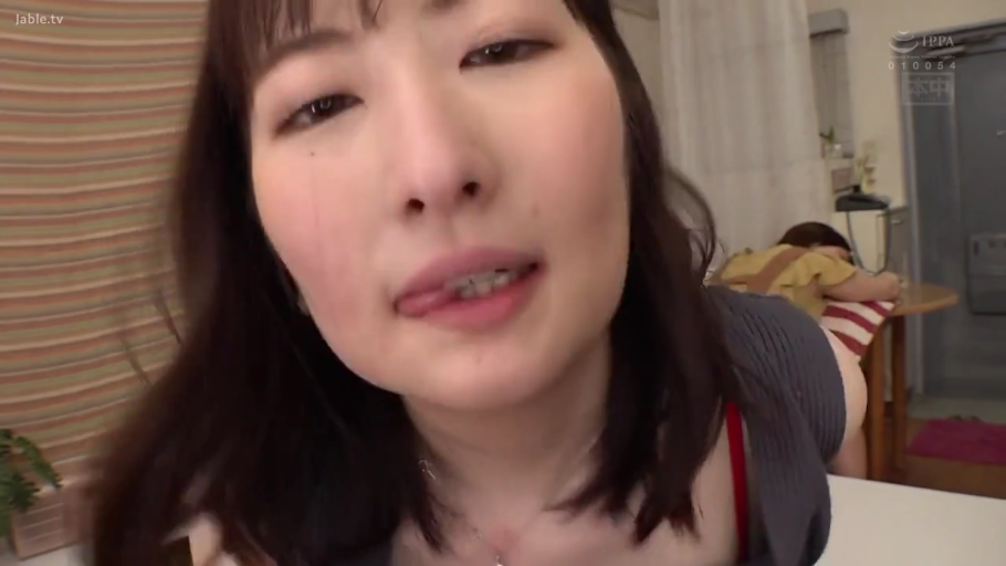 室内 · 俯身 · 脸部特写 · 诱惑 · POV · 灰色针织衫 · 舔舌