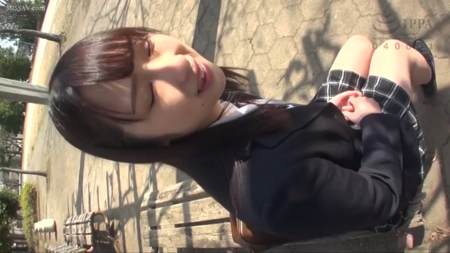 坐姿 · 微笑 · 面部特写 · 交流 · JK制服 · 公园 · 长椅 · 日本