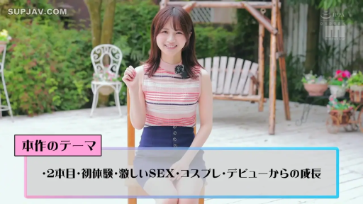 坐姿 · 中景 · 中文字幕 · 户外花园 · 领夹麦克风 · 面对镜头微笑 · 甜美笑容 · 无袖条纹上衣