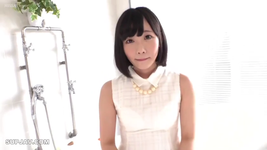 Bathroom · Stand · Smile · Facing the camera · Half-body · 无袖格子衬衫