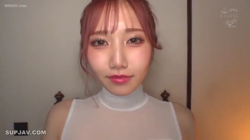 室内 · 平静 · 凝视 · 头部特写 · 正面 · 粉色头发 · 白色透视高领衫