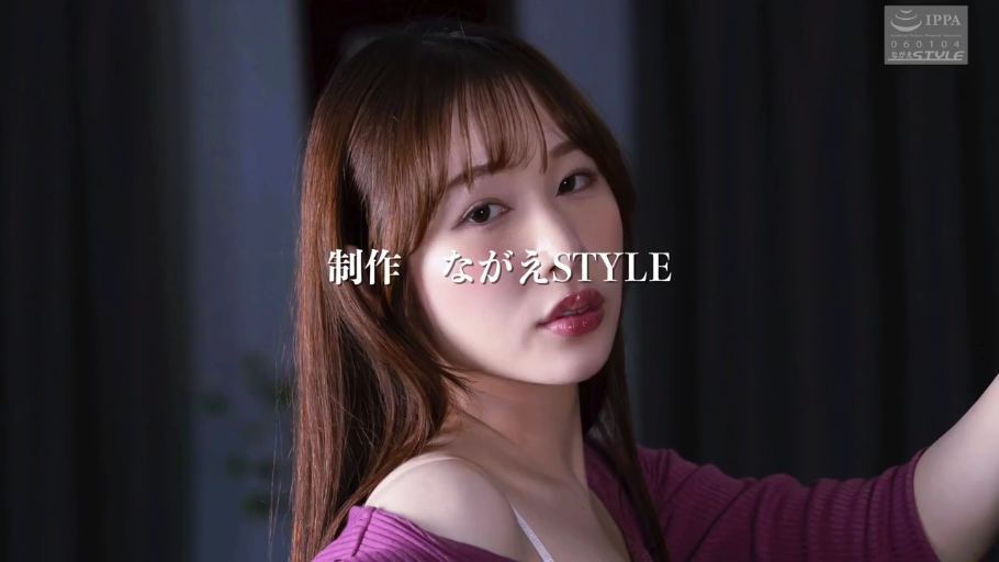 室内 · 脸部特写 · 诱惑 · 长发 · 露肩针织衫 · 凝视镜头 · 侧身回眸