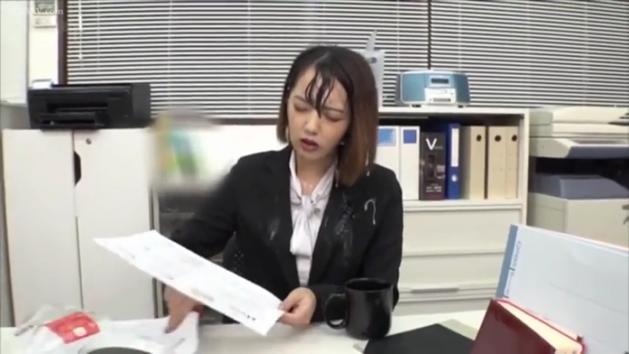 坐姿 · 办公室 · 中景 · OL西装