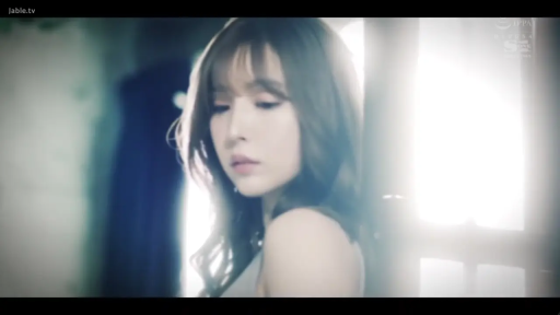 室内 · 忧郁 · 面部特写 · 长发 · 静止 · 侧身位 · 无袖装