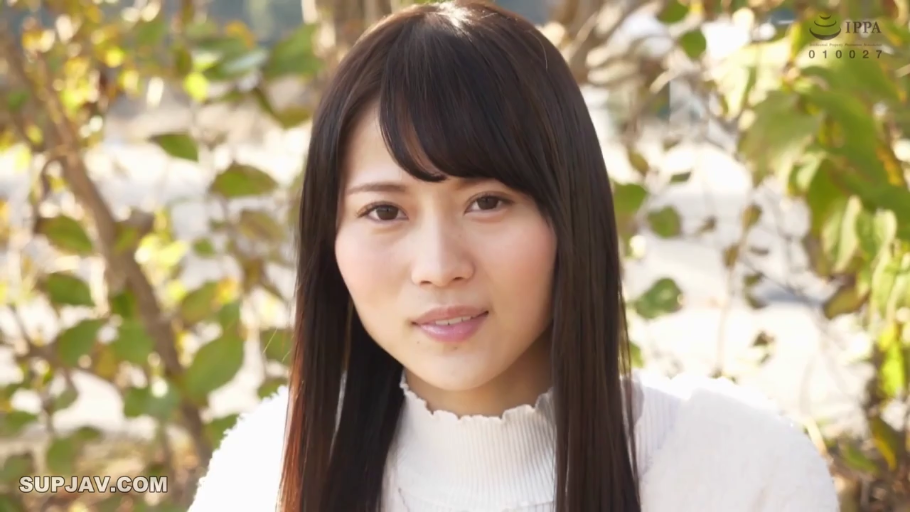 室内 · 眼镜 · 眼镜 · 专注 · 脸部特写 · 观察 · 暗光 · 俯首