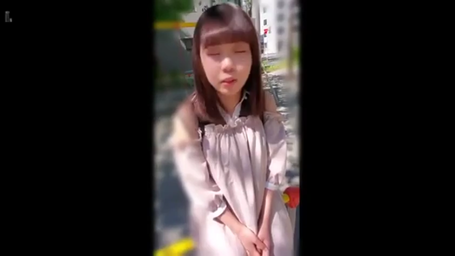 坐姿 · 迷离 · 谈话 · 上半身 · 户外 · 齐刘海 · 露肩连衣裙