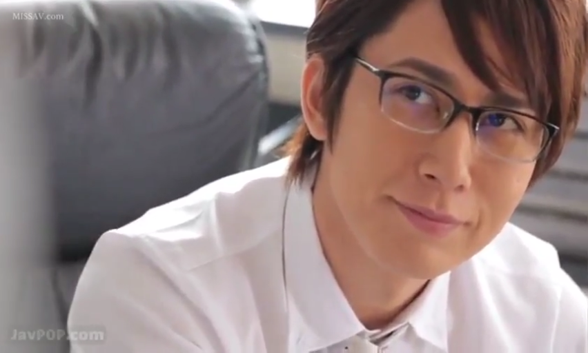 坐姿 · 眼镜 · 脸部特写 · 办公室 · 白衬衫 · 微笑 · 注视 · 成年男性