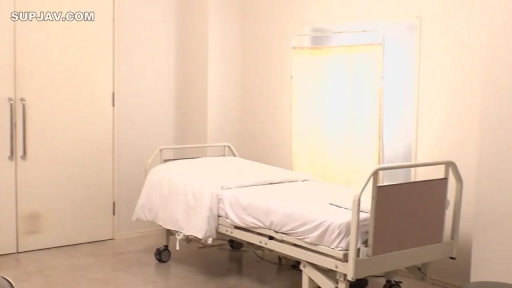 室内 · 顔部のクローズアップ · 站立 · 平静 · ビジネススーツ · 长发 · ドア · 覗き