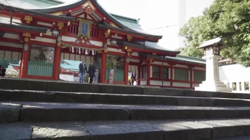 Horizon · Everyday clothes · 站立行走 · 石灯笼 · 观光 · 神社 · 实景空镜