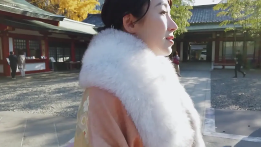 Stand · Outdoor · 散步 · 侧脸特写 · 和服 · 恬静 · 神社 · 白色皮草围巾