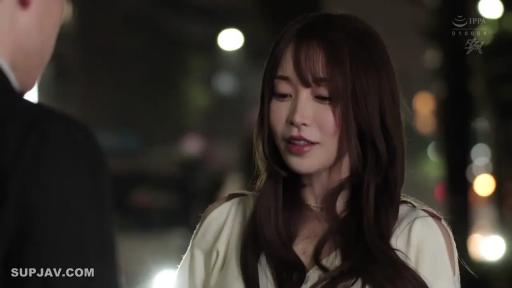 憂鬱 · 脸部 · 站立 · 对话 · 街道 · 夜晚 · 露肩外套