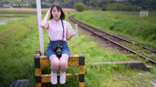 坐姿 · 中景 · 自然 · 蓝色牛仔裙 · 短发 · 整理头发 · 单反相机 · 户外铁轨