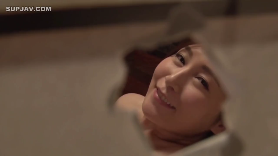 室内 · 顔部のクローズアップ · 微笑 · 一人称視点 · 裸体 · 覗き · 躺卧 · 墙洞