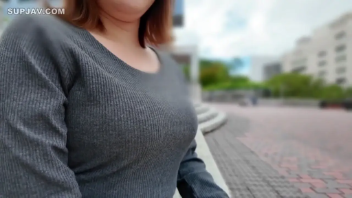 胸部 · 站立 · 展示 · 巨乳 · 户外 · 灰色针织衫