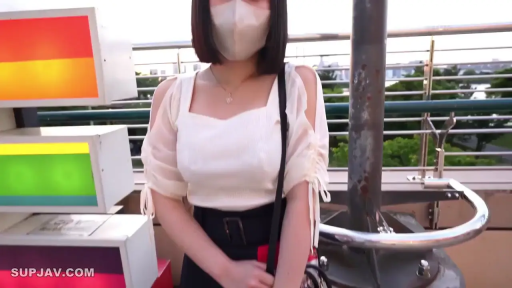 站立 · 半身 · 白い上着 · 屋外 · マスクを着用してください · 逛街