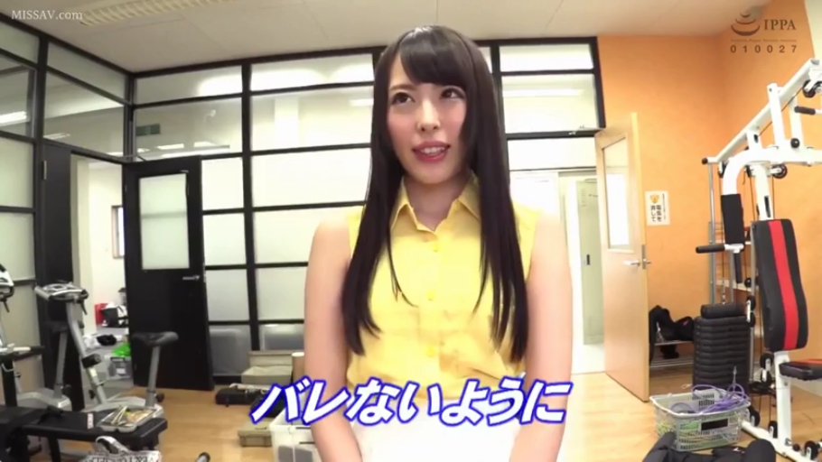 上半身 · 健身房 · 正对镜头 · 黄色无袖衬衫